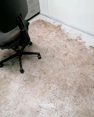 Suelo de oficina antes de la limpieza