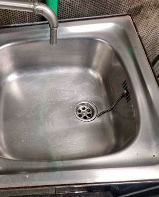 Fregadero de acero inoxidable después de la limpieza profesional